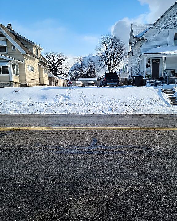 2nd image of 1015 E Broadway St