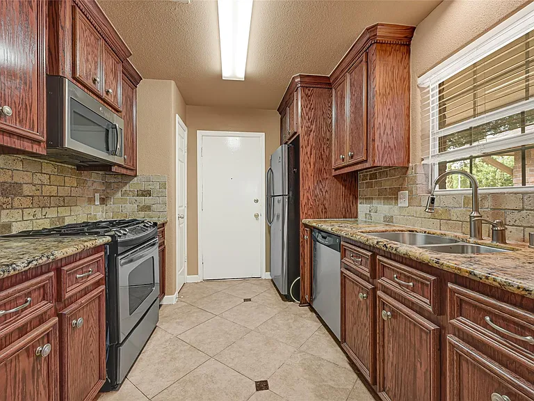 7323 Log View Dr — Photo 16