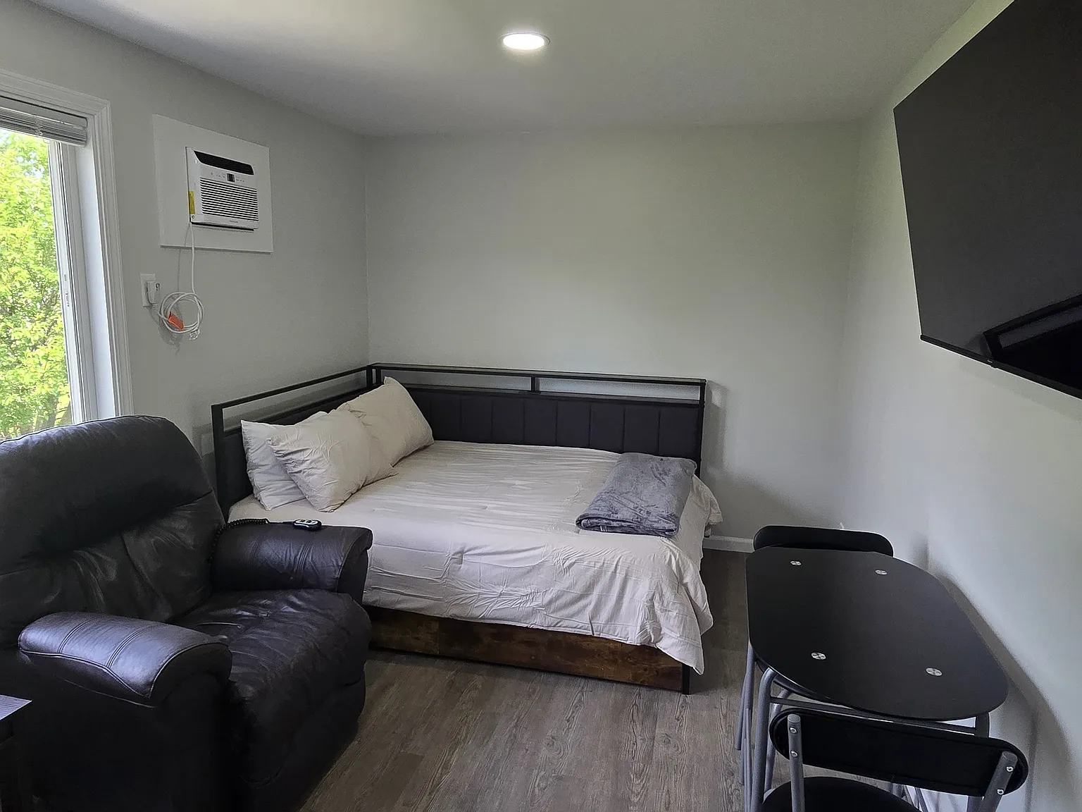 1450 Edgewood Dr — Photo 2