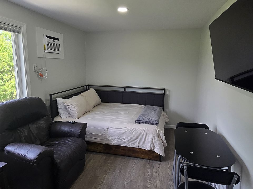 2nd image of 1450 Edgewood Dr #4A