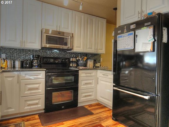 4th image of 828 NE 70th Ave