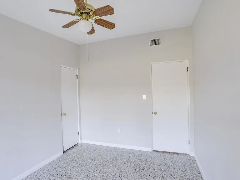 434 E Esther St — Photo 13