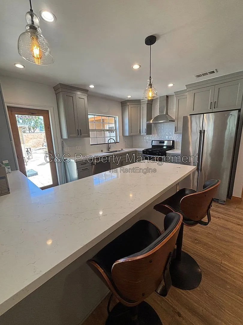 3 bed, 2.5 bath, 1570 sqft, $5,400 — Photo 3