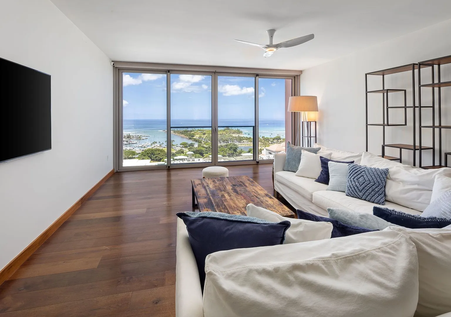 Luxury PH. Ocean Views. Resort Like Amenities — Photo 2