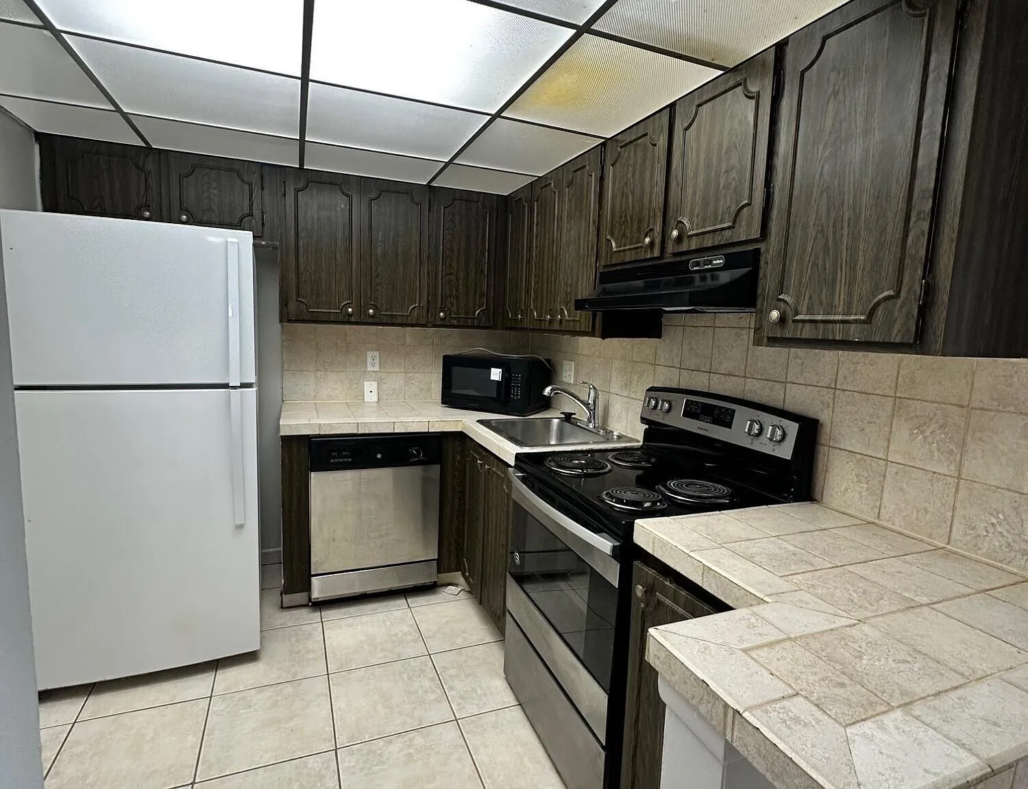 2 bed, 2.0 bath, 936 sqft, $2,000 — Photo 2