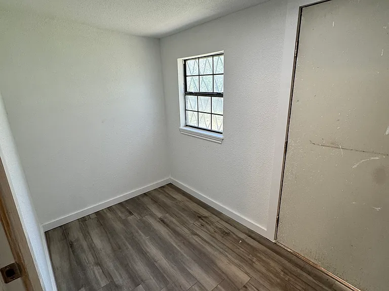 909 N Avenue B — Photo 11