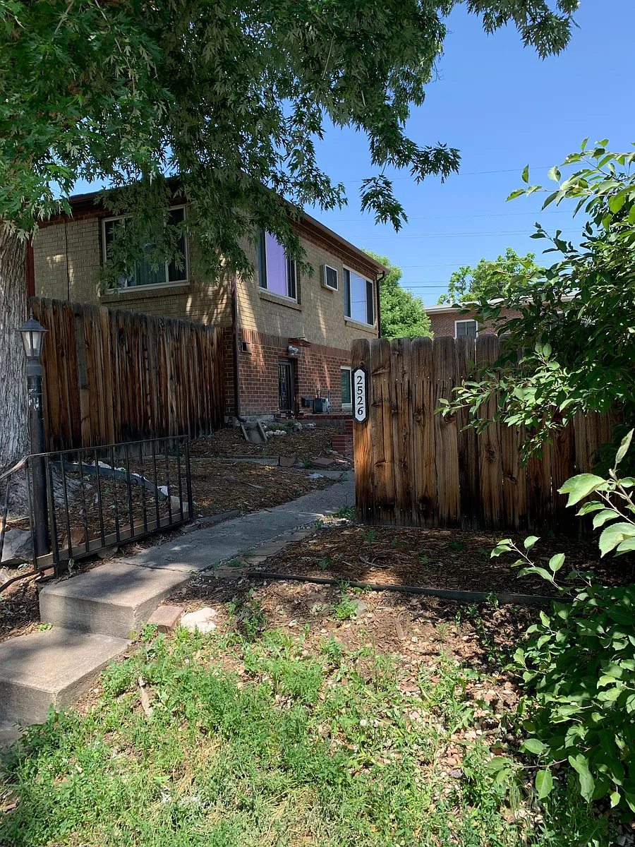 Building Photo - 2526 N Oak St