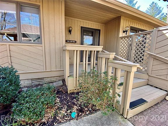 2nd image of 204 Laurel Oak Ln