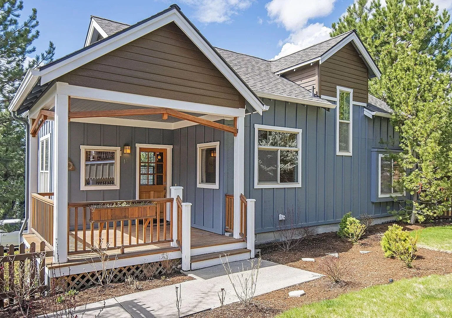 Cozy 1 Bed with Large Loft and Fenced Yard — Photo 2