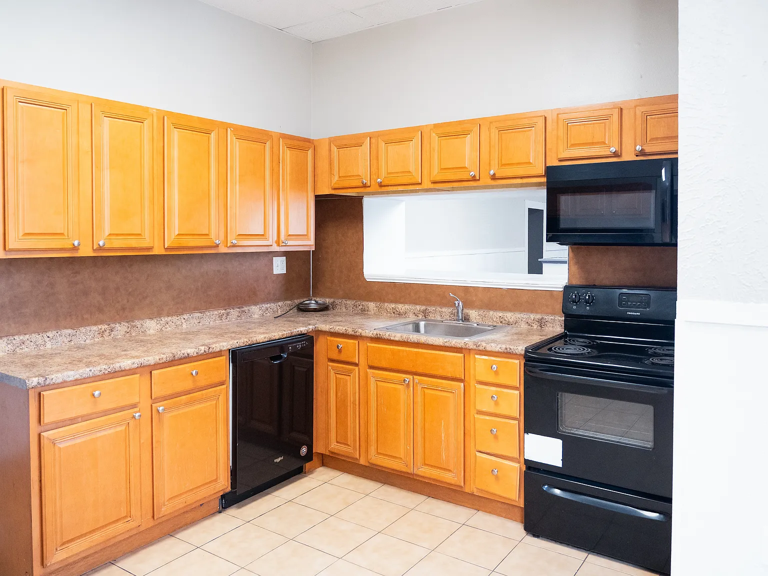 6 bed, 2479 sqft, $5,850 — Photo 2