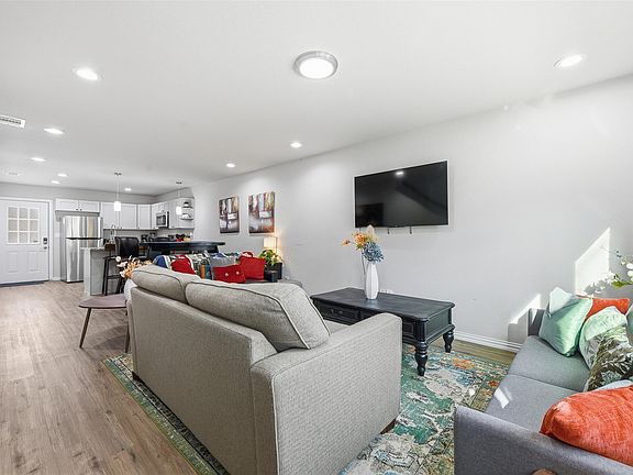 4th image of 931 & 933 River Rd