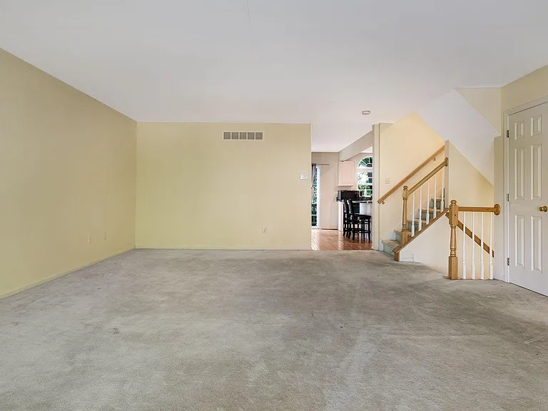 137 Weybridge Dr — Photo 10