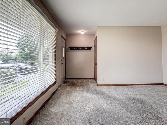 4th image of 153 W Clearview Ave