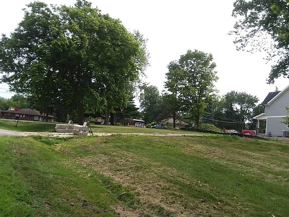 2nd image of 814 Crest Ave