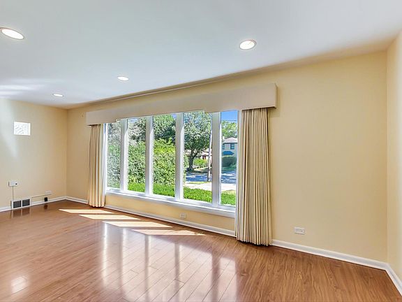4th image of 454 Burton Ave