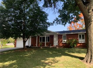 814 Park Ln, Pella, IA 50219