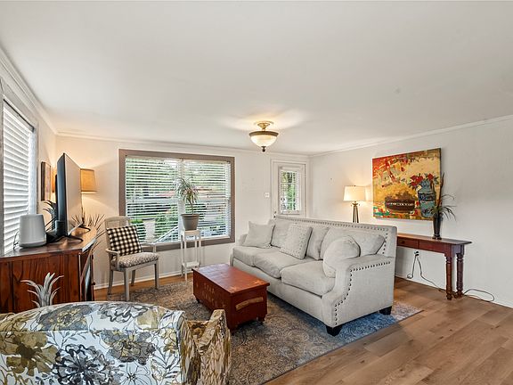 4th image of 303 S Bay Cir