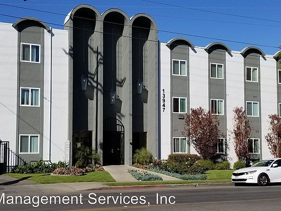 2nd image of 13947 Oxnard St APT 309