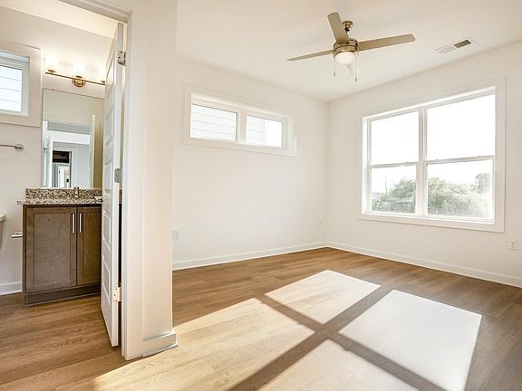 3rd image of 910 Porter St #B