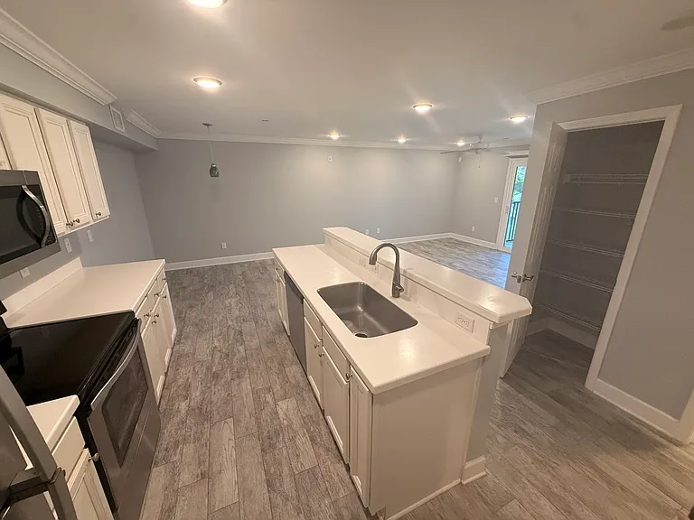 100 Boardwalk Dr #824 — Photo 4