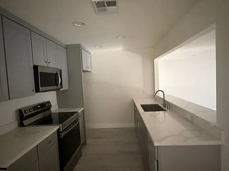 6820 Lincoln Oaks Dr — Photo 2