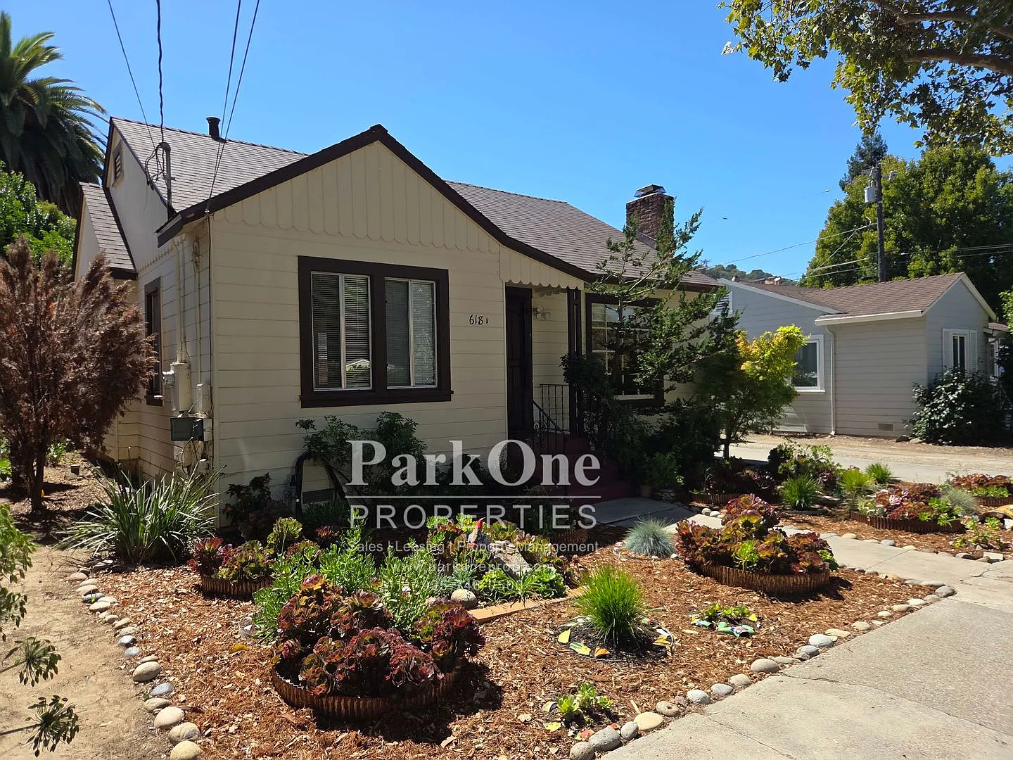 Charming 2 Bed 1 Bath Home in Martinez — Photo 1