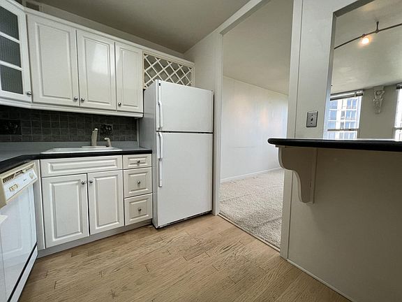 4th image of 2626 N Lakeview Ave APT 3112