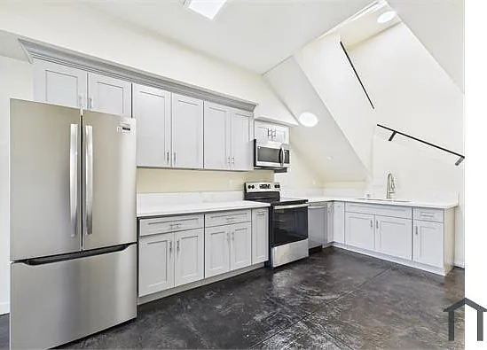 8457 Langdon Ave — Photo 18
