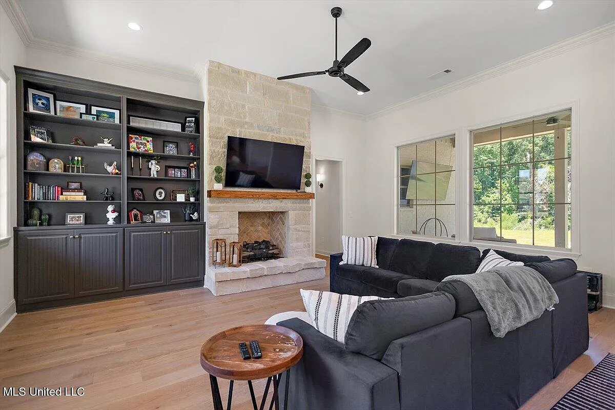 3 bed, 2.5 bath, 2554 sqft, $3,800 — Photo 3