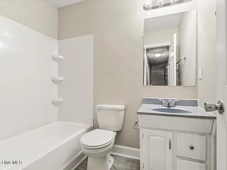 1910 Neptune Dr — Photo 15