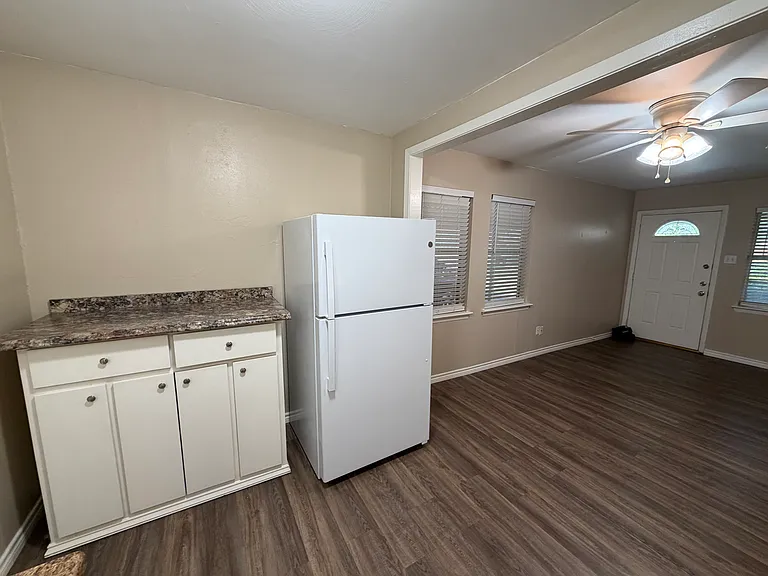 1219 Hampshire Ln #B — Photo 6