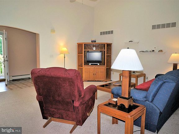 5th image of 115 Sunset Strip Dr
