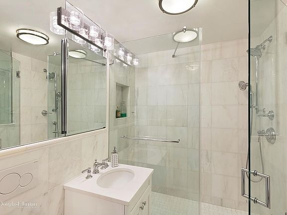 5th image of 305 E 40th St #5K