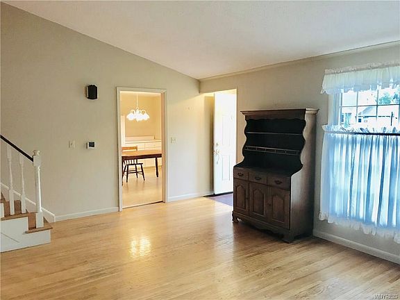 4th image of 1622 Meadow Dr