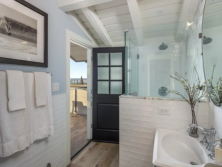 2050 Ocean Front — Photo 15