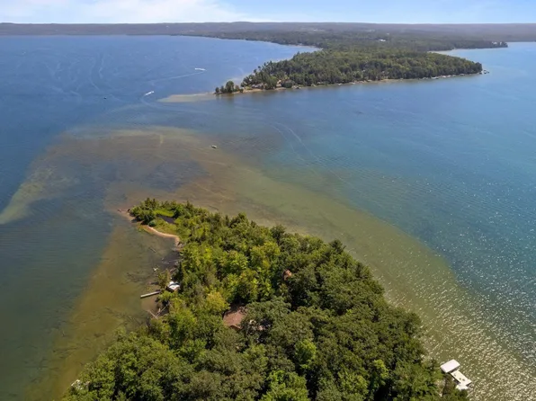 13950 S Wabigama Dr, Rapid City, MI 49676