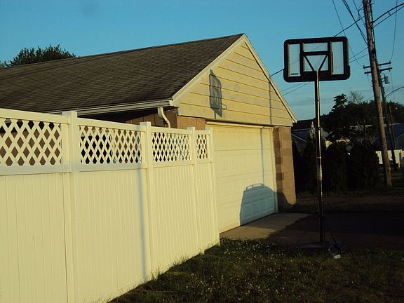 Exterior side view w/garage view