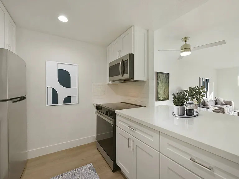 Larkspur Courts — Photo 9