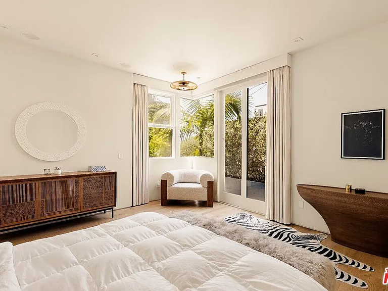2341 Wilson Ave — Photo 4