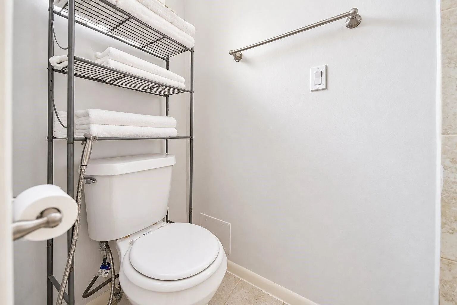 3 bed, 2.0 bath, 1296 sqft, $1,900 — Photo 3