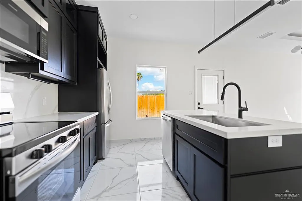 2 bed, 2.0 bath, 1100 sqft, $1,250 — Photo 3