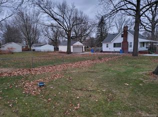 25461 Carlysle St, Dearborn Heights, MI 48125
