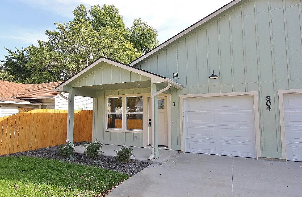 3 bed, 1091 sqft, $1,925 — Photo 2