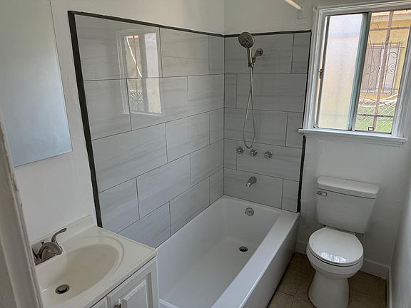 3rd image of 10806 1/2 S Manhattan Pl