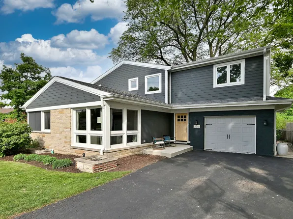334 E Huntington Ln, Elmhurst, IL 60126