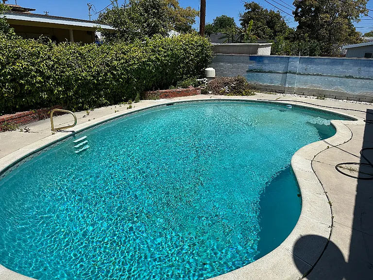 2433 W Gramercy Ave — Photo 4