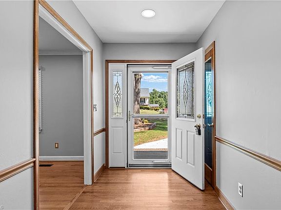 4th image of 170 Queens Ct