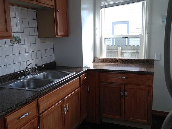4th image of 1606 N Horsman St