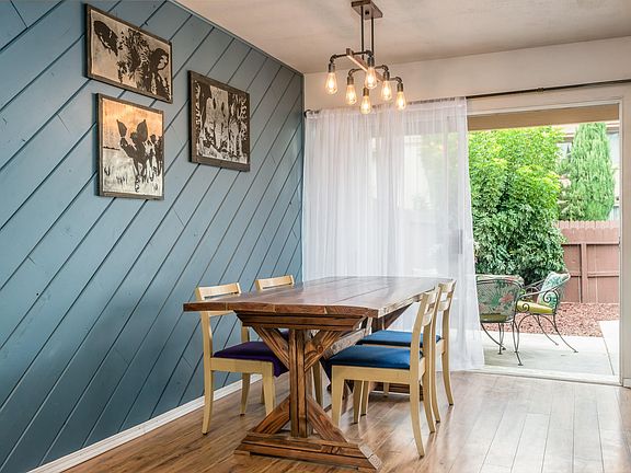 1341 Iguana Dining room