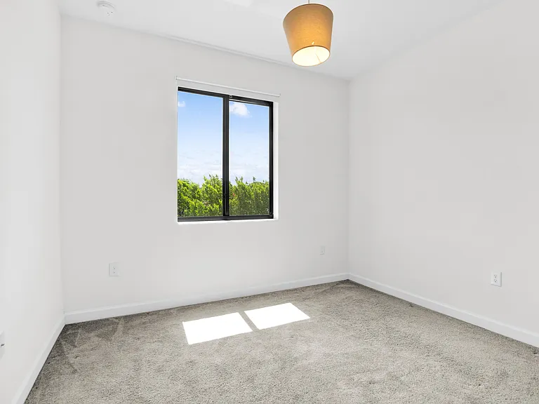20610 NE 5th Pl — Photo 23